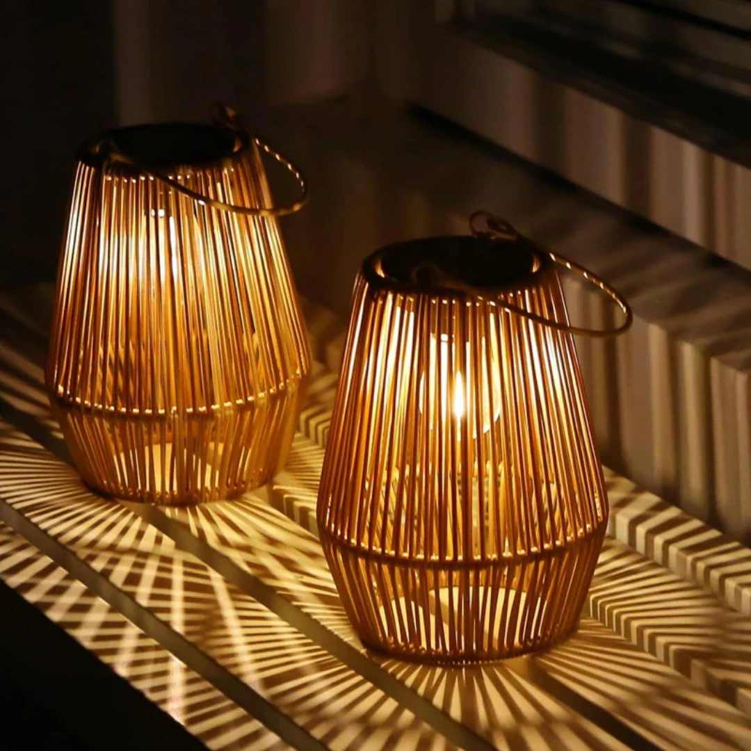 Vanntett solcelle hagebelysning. Slitesterk, håndvevd rattanlampe med integrert LED-lys for utendørs bruk.