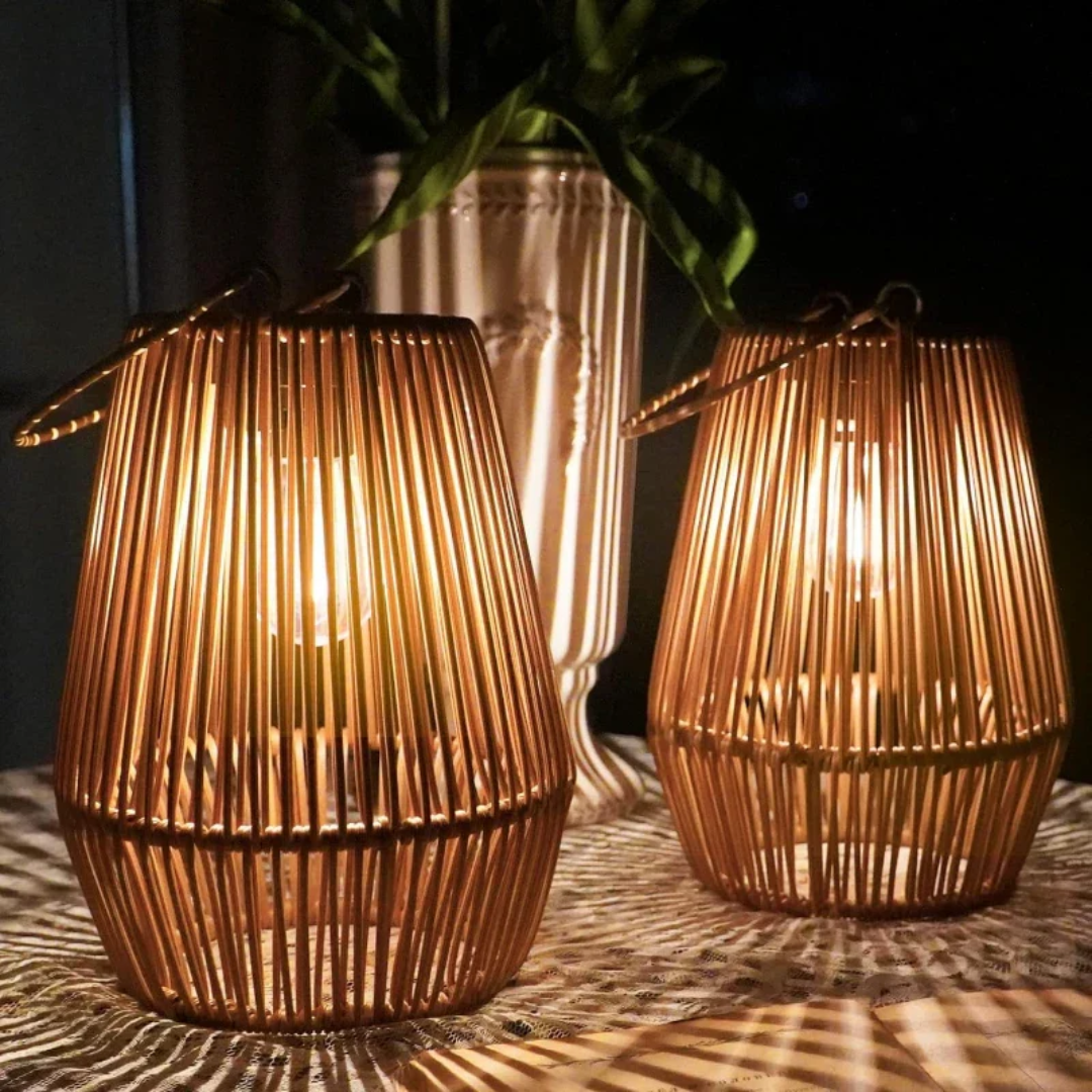 Flott solcellelampe til utendørs bruk. Håndvevd med LED-lys, gir langvarig og energifri hagebelysning.