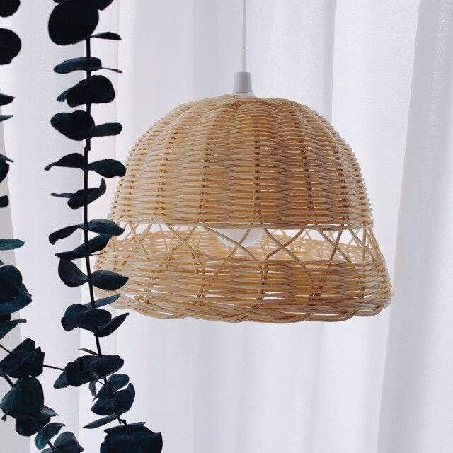 Vakker, håndvevd lampeskjerm i miljøvennlig rattan. Perfekt taklampe for naturlig interiør.