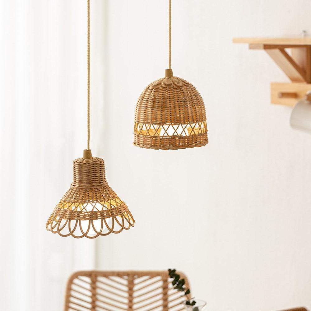 Unik, kurvet taklampeskjerm i flettet rattan. Håndlaget design for moderne eller naturlig interiør.