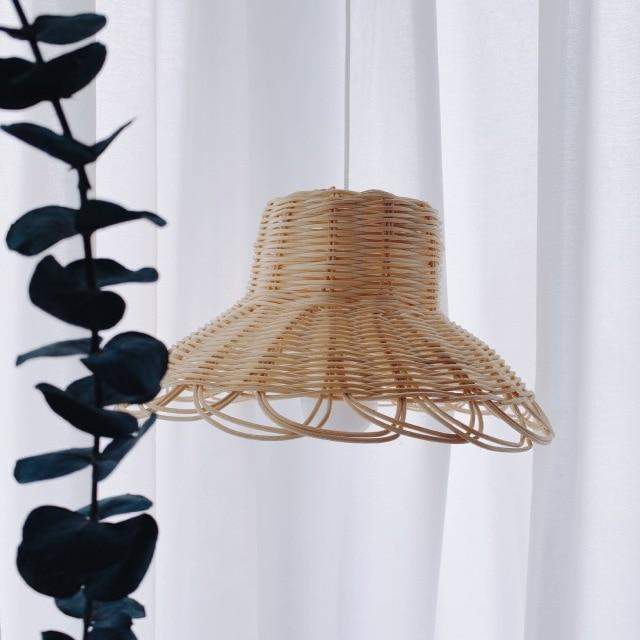 Koselig taklampe i rattan, perfekt for stue, soverom eller spisestue. Naturlig bohemsk interiør.