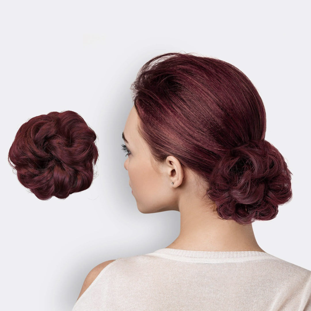 Scrunchie med syntetisk hår for å oppnå en fyldig og rask hårknoll.