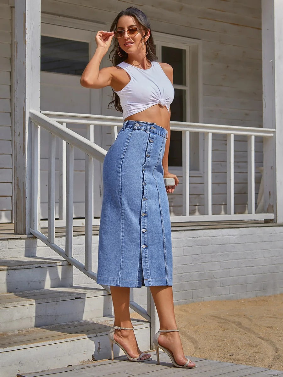 Dameskjørt i denim, bodycon og høy midje, med knappestolpe. Elegant og tidløs stil.