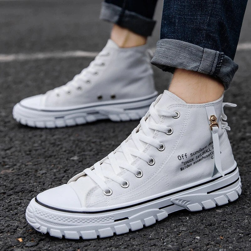 Mann med høye herresneakers i urban gate stil. Moderne fritidssko for en aktiv hverdag og urbane eventyr.