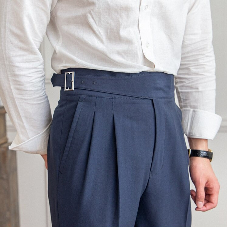 Klassiske herrebukser med høyt liv og plissering. Perfekt for formell eller business casual.