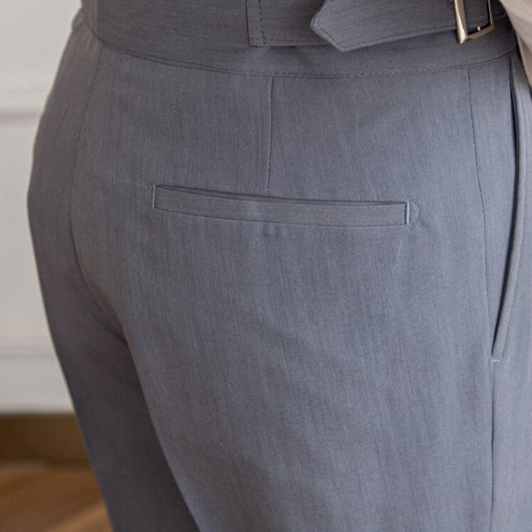Elegante herrebukser med plissert front og høyt liv. Skreddersydd for en sofistikert stil.