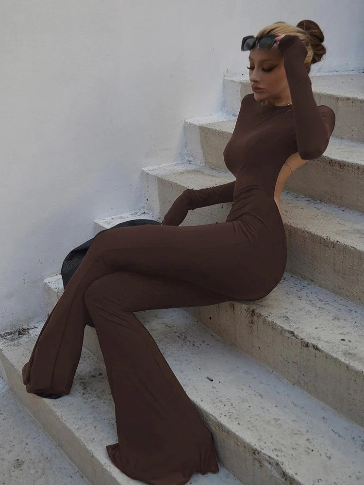 Elegant og komfortabel halter ryggløs lekedress for kvinner. Trendy med vide ben for sommeren.
