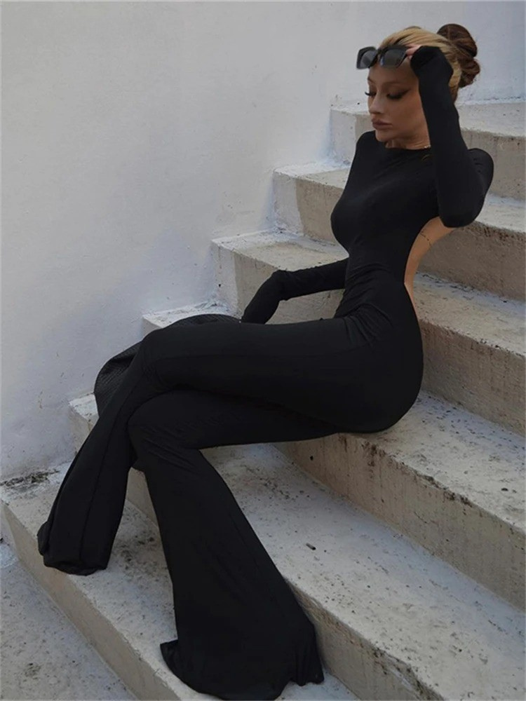 Elegant halterneck lekedress for kvinner med dyp rygg og løse, vide ben. Moderne dameklær.