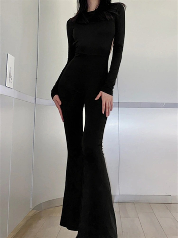 Trendy halterneck lekedress for kvinner. Elegant ryggløs jumpsuit med vide ben.