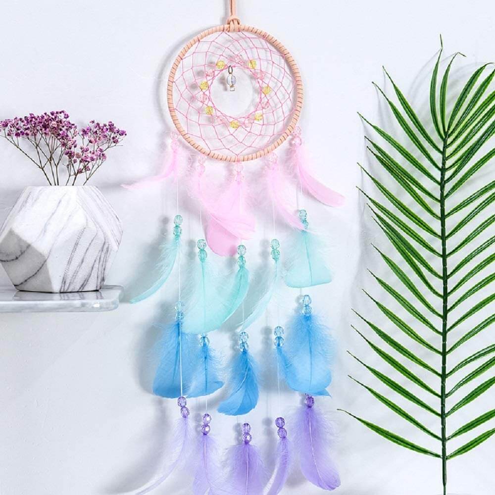 Håndlaget fargerik drømmefanger med fjær og perler, ideell som boho soveromsdekorasjon.