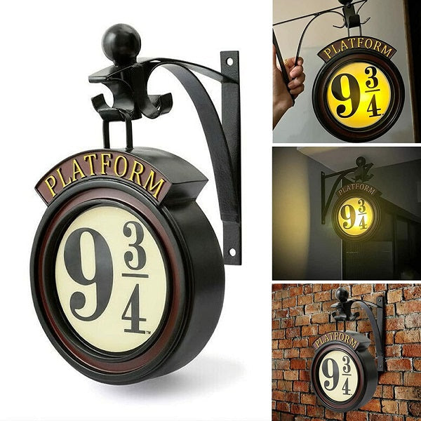 Nærlys av Harry Potter Plattform 9 3/4 vegglampe. Detaljert design for fans, en essensiell del av magisk interiør.