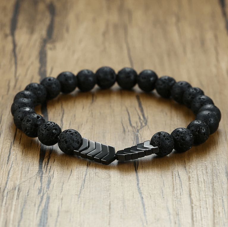 Armbånd med lavastein, hematitt og Hellig Pil sjarm; et multifunksjonelt smykke for dame.