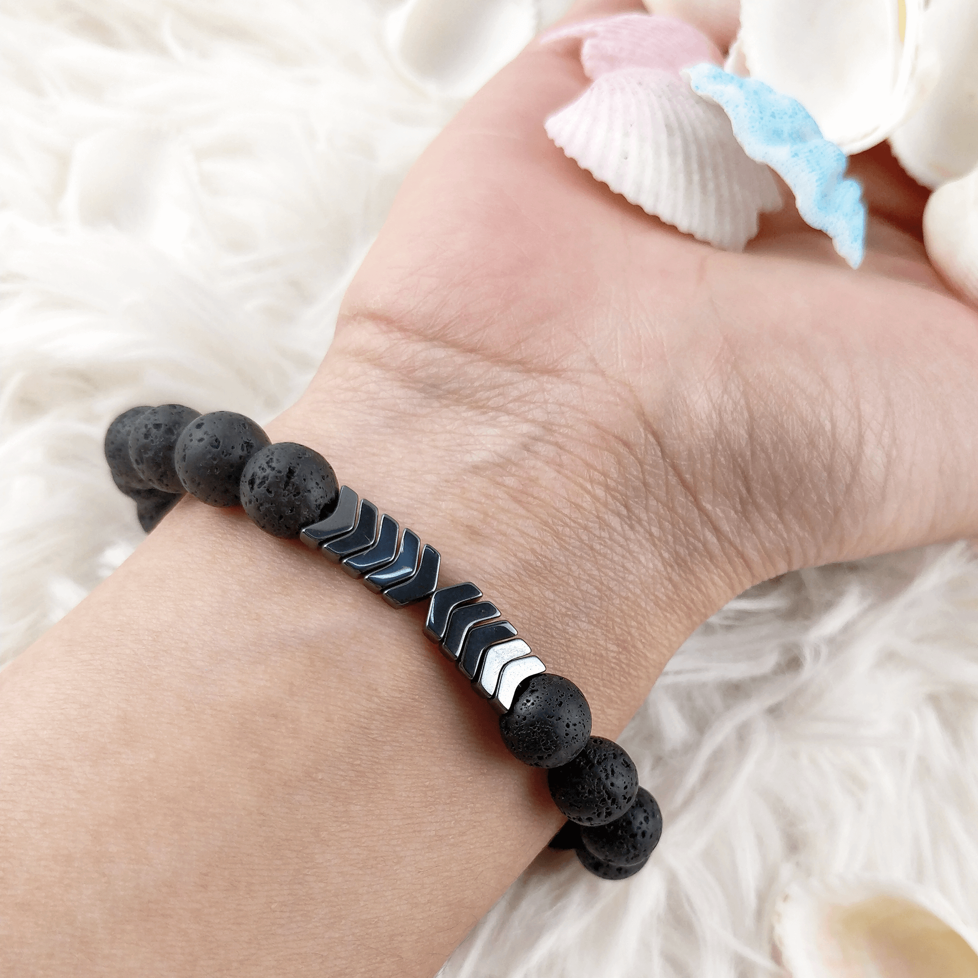 Unikt smykke for kvinner: Hellig Pil diffuser armbånd gir både stil og aromaterapi fordeler.