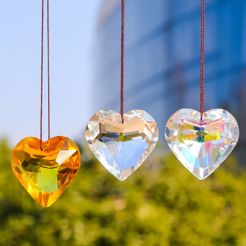 Vindusdekorasjon: Hjerte suncatcher prisme, reflekterer lys til vakre regnbuer.