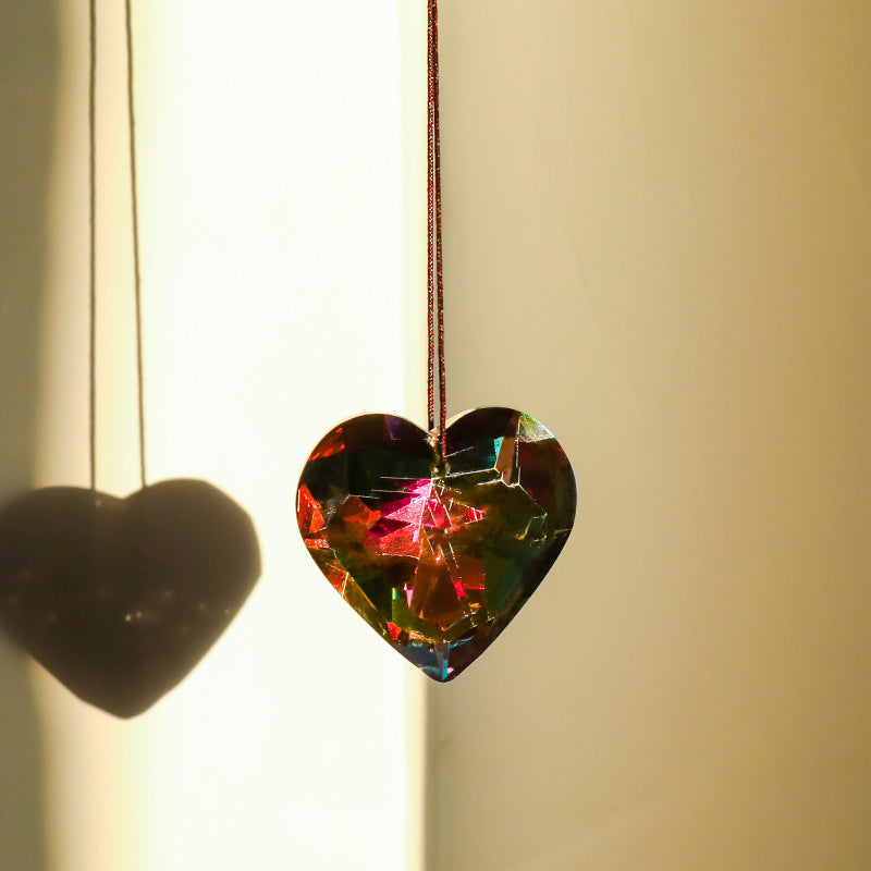 Krystall hjerte suncatcher, dekorasjon som fanger lys og sprer regnbueglitter.
