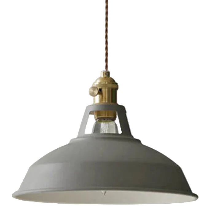 Hengende industrilampe i metall med retro design, perfekt som taklampe over spisebordet.