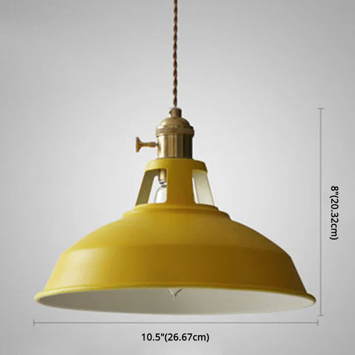 Unik taklampe i industriell stil, en dekorativ lampe som tilfører karakter og stemningsfull belysning.