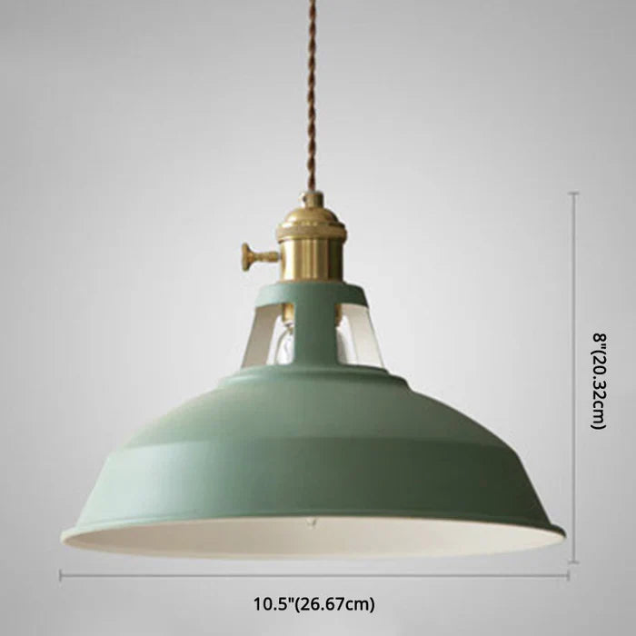 Robust industrilampe for hjemmeinnredning, med vintage stil som en markant dekorativ taklampe.