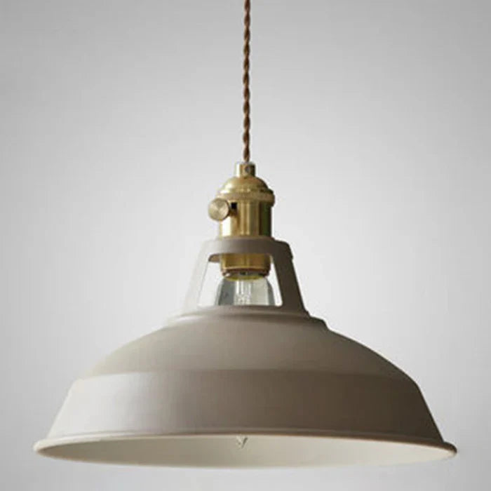 Detalj av industriell pendellampe i sort, viser vintage stil og robust konstruksjon for moderne interiør.