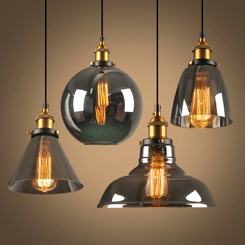 Elegant designlampe; hengende taklampe for stue, spisestue eller soverom. Skaper en moderne atmosfære.