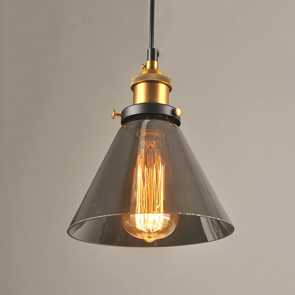 Nærbilde av glitrende krystaller på den hengende lampen, viser elegant detalj og kvalitet i belysningen.