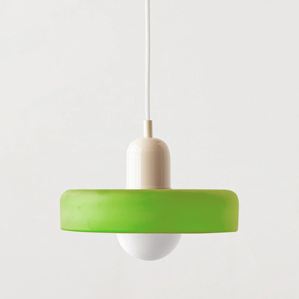 Hengende designlampe, moderne stil med levende fargespill for interiøret.