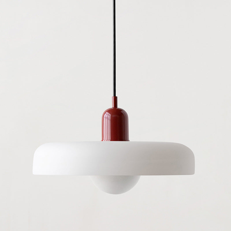 Fargerik hengende lampe, perfekt for å lyse opp en moderne spisestue.