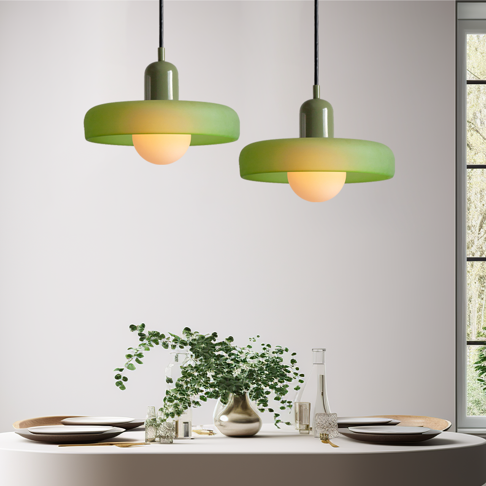 Moderne interiør lampe, hengende med spennende fargespill i rommet.