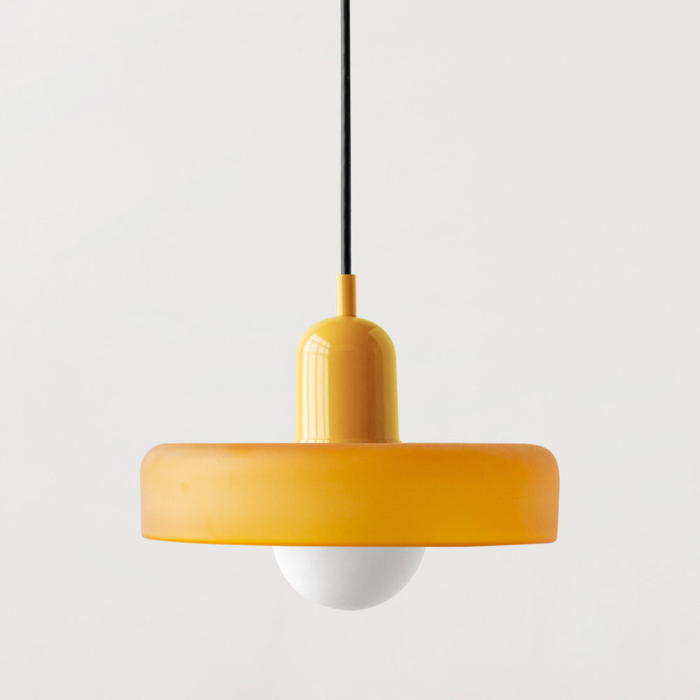 Unik hengende lampe, gir fargespill og moderne belysning til stuen.