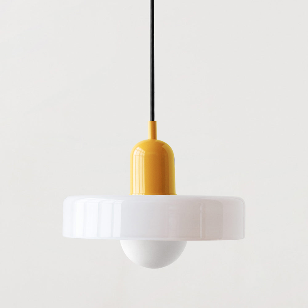 Belysning for stue, hengende lampe med levende fargespill og design.