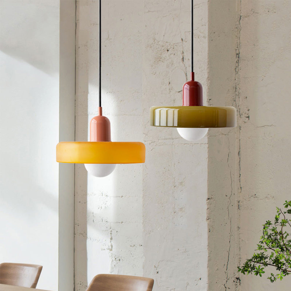 Unik taklampe med stemningsfullt fargespill, perfekt for soverommet.