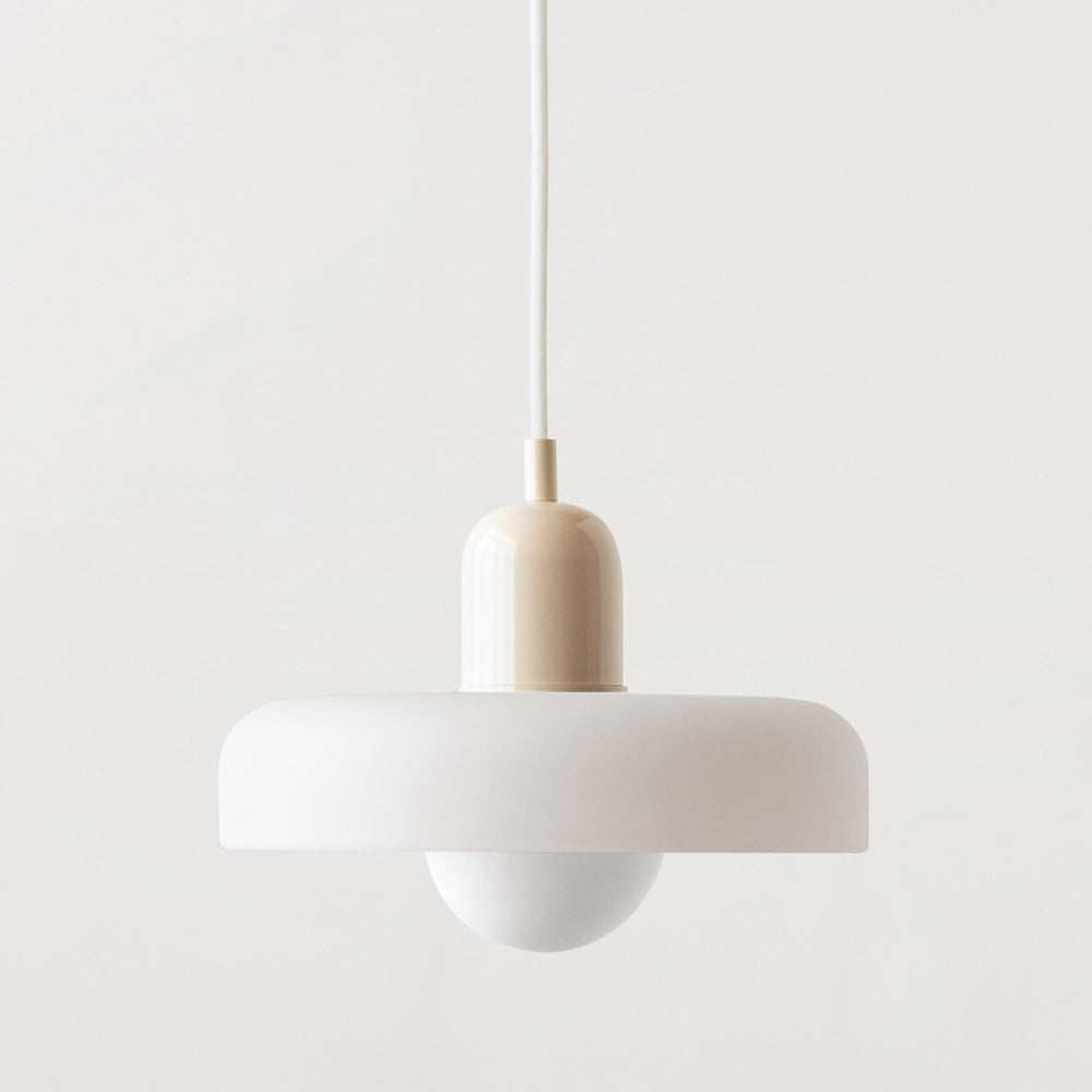 Stemningsfull hengende lampe, unikt fargespill for hjemmets belysning.