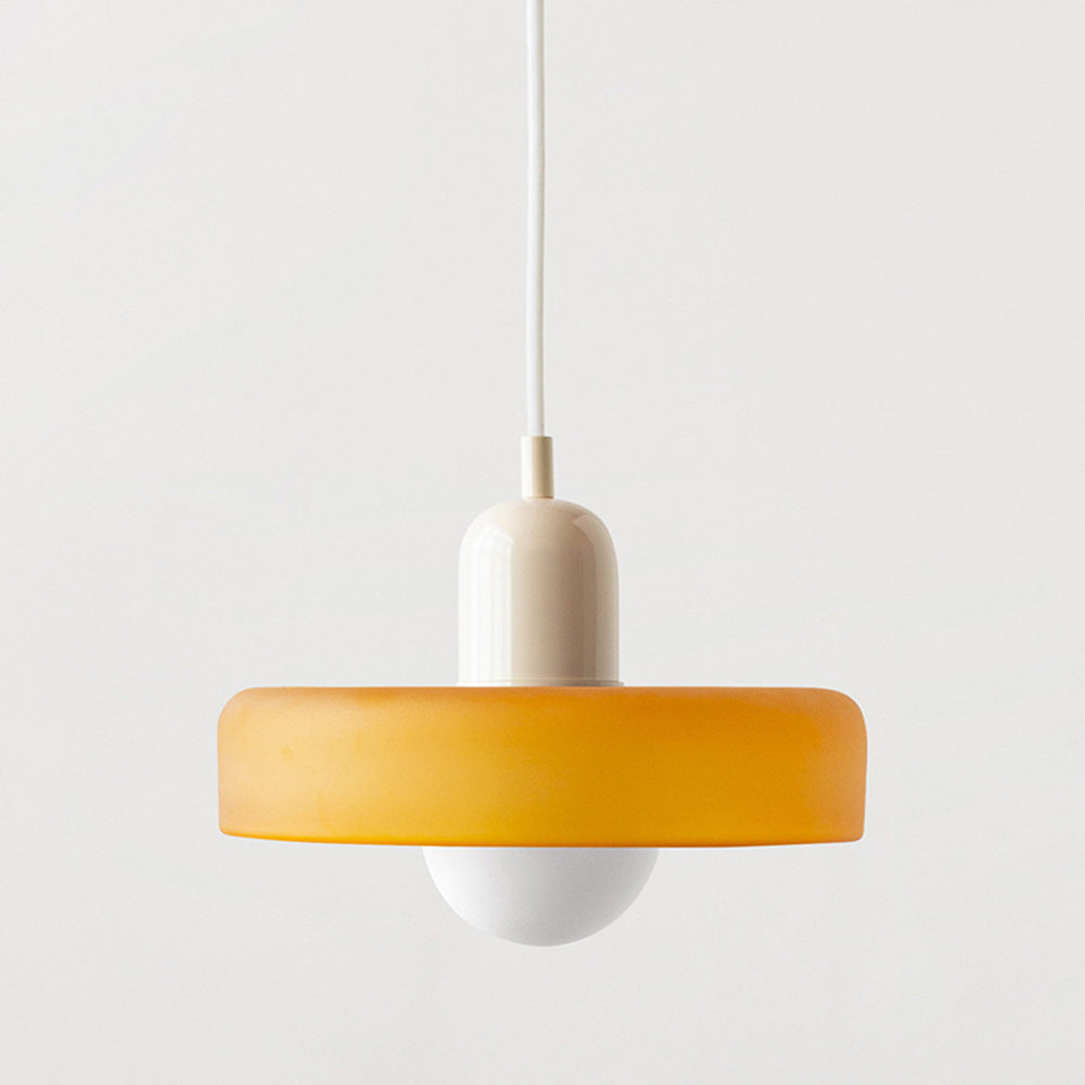 Fargerik taklampe, moderne design for belysning i spisestue eller stue.