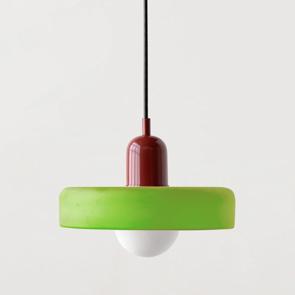 Taklampe med stemningslys og fargespill, moderne interiørdetalj til rommet.