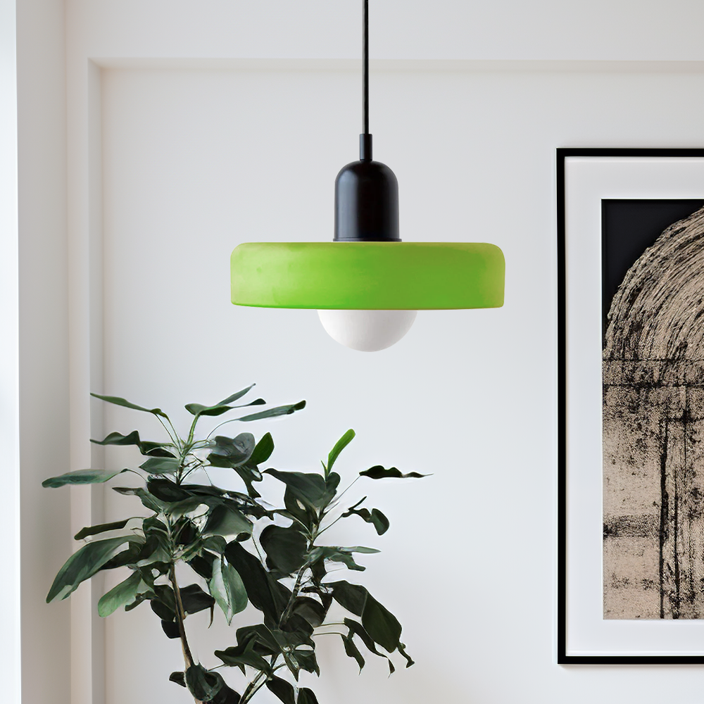Moderne designlampe, hengende med fascinerende fargespill i alle farger.