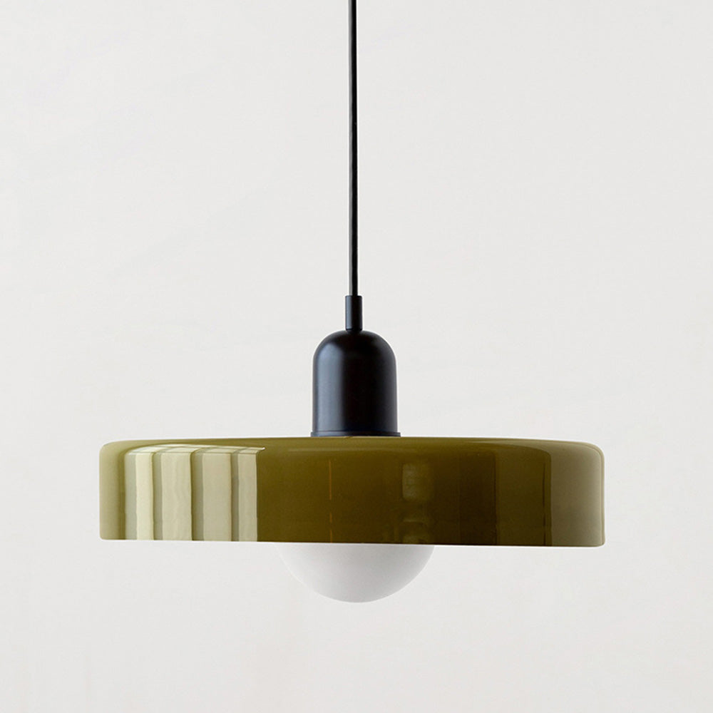 Unik hengende lampe, fargespill som fremhever rommets moderne design.
