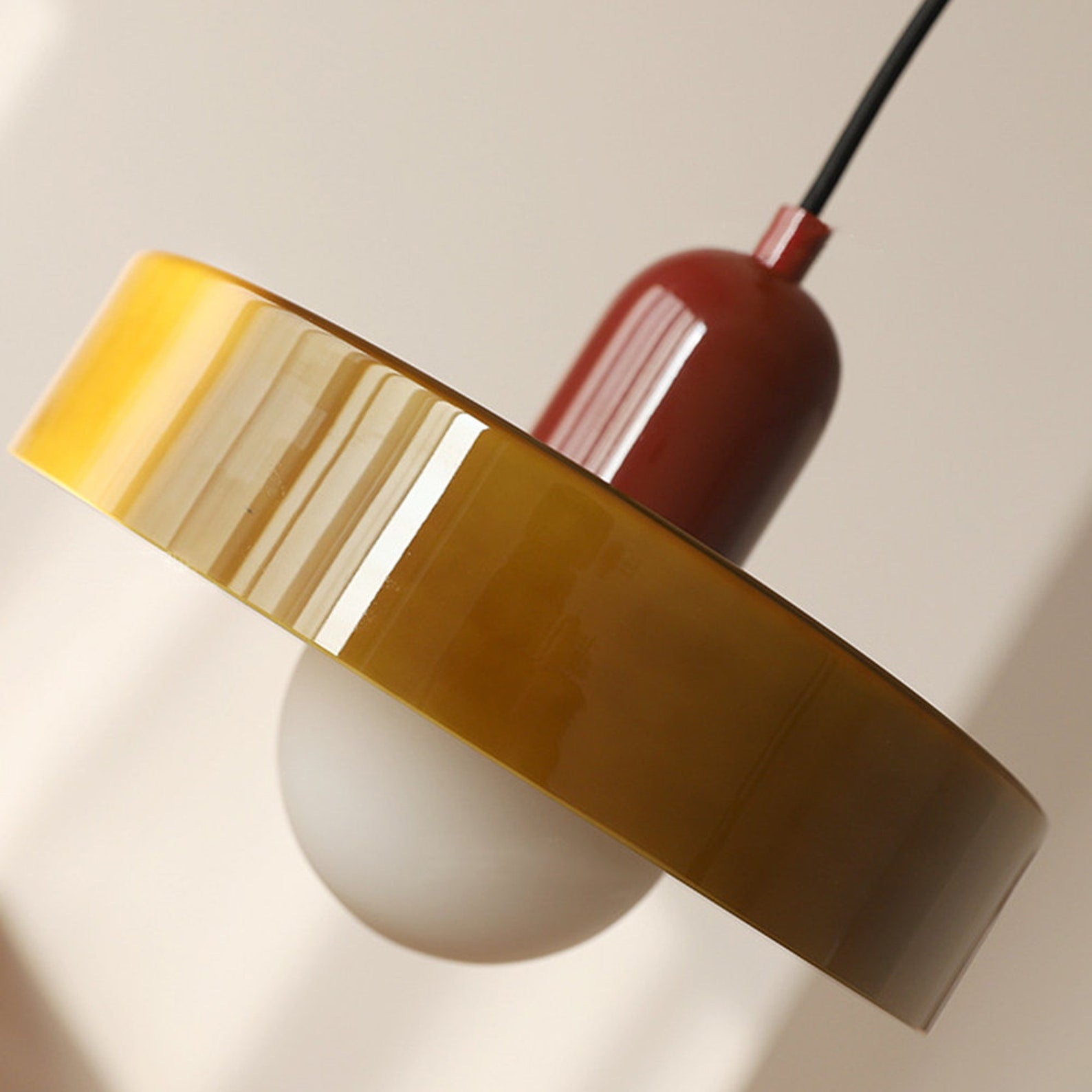 Designlampe med fargespill, elegant belysning til hjemmets stuerom.