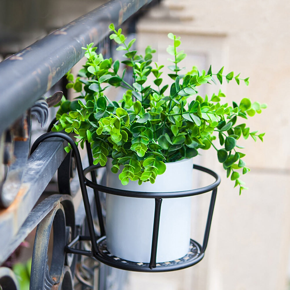 Robust hengende jernstativ for planter, perfekt for å skape grønne vegger på balkongen.