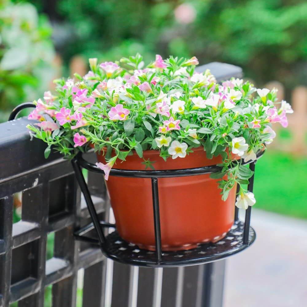 Elegant hengende plantestativ i jern for uteplassen, med tidløst design som passer alle planter.