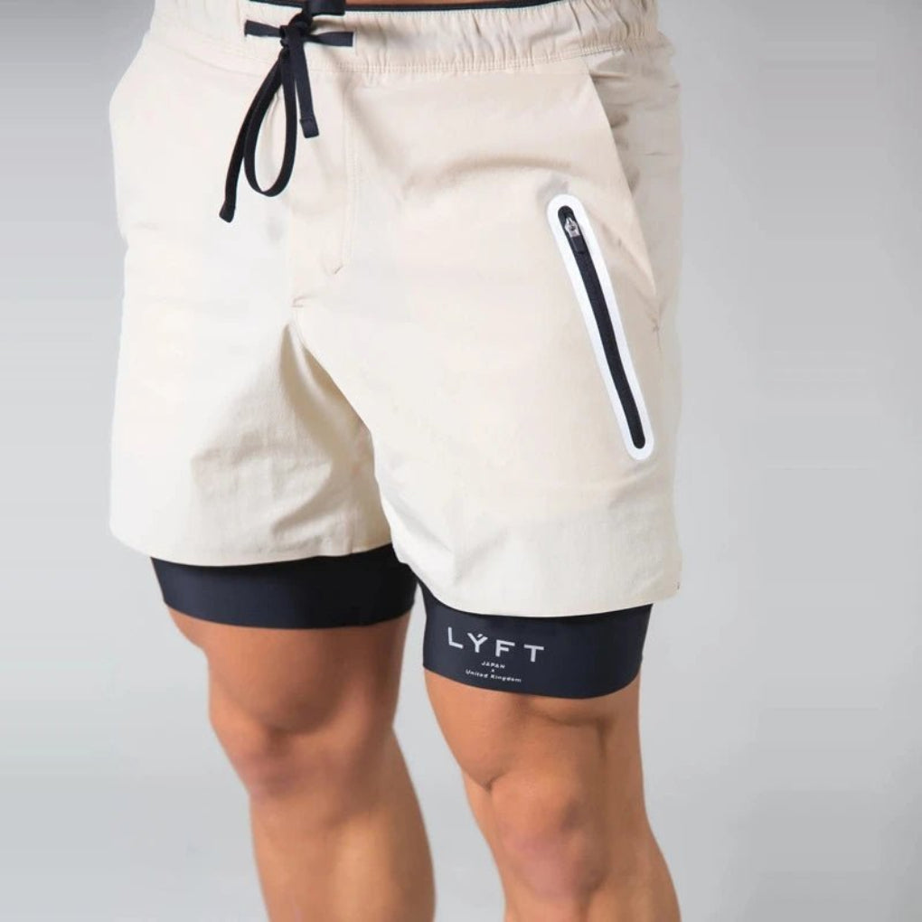 Detalj av pustende, hurtigtørkende 2-i-1 sportsshorts for menn. Med kompresjon og praktiske lommer.