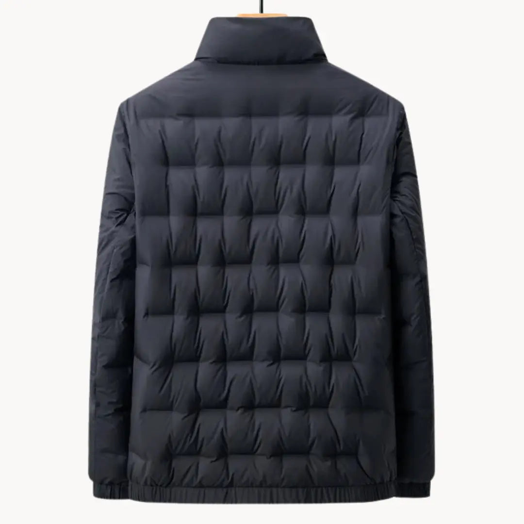 Komfortabel herre allværsjakke i minimalistisk design. Varm, vanntett og vindtett jakke for stilren vinterbeskyttelse.