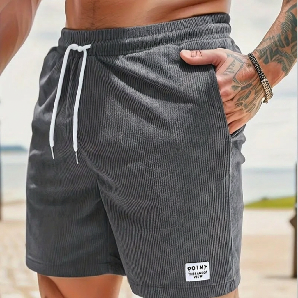 Herre fritidsshorts med sidelommer og snøring, i avslappet knelang stil. Perfekt casual shorts.