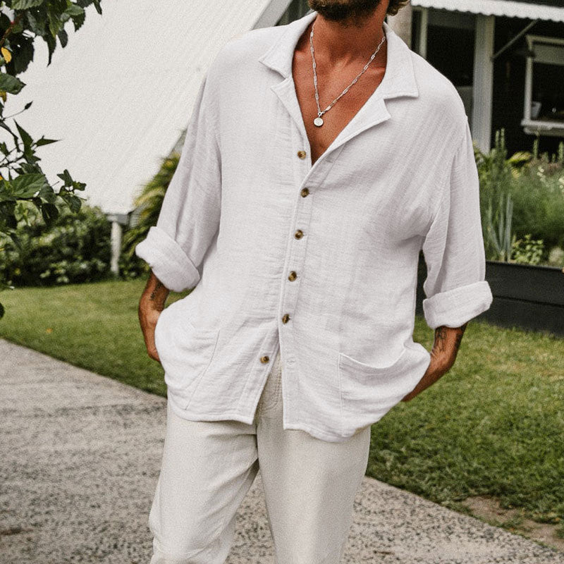 Nærbilde av herre button-up skjortens krage og knappelukking, viser stilfullt og avslappet design.