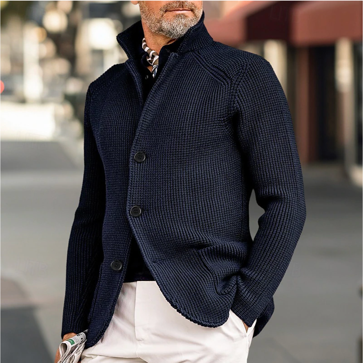 Mann iført casual herre cardigan med høy krage, ribbet og komfortabel strikk; ideell for høst/vinter.