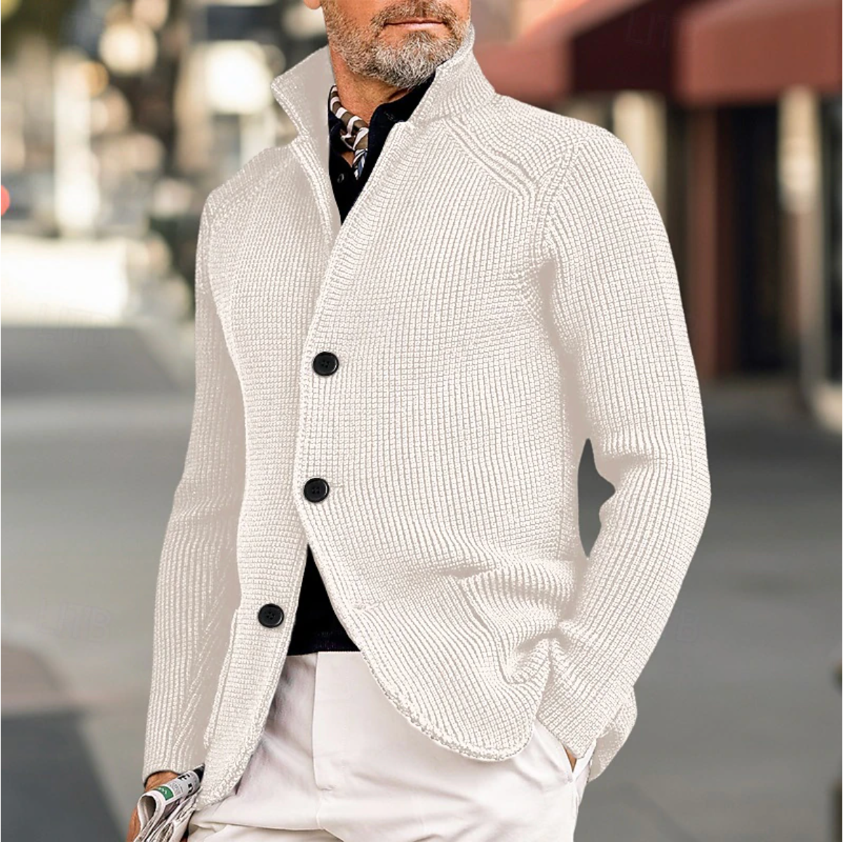 Varm og stilig herre cardigan med høy krage og ribbet design, en essensiell del av menns klær.