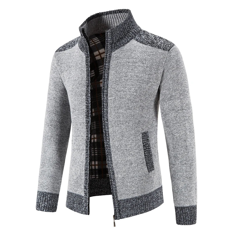 Bakfra bilde av herre cardigan med patchwork design, viser normal passform for høst og vinter. Trendy strikkegenser.
