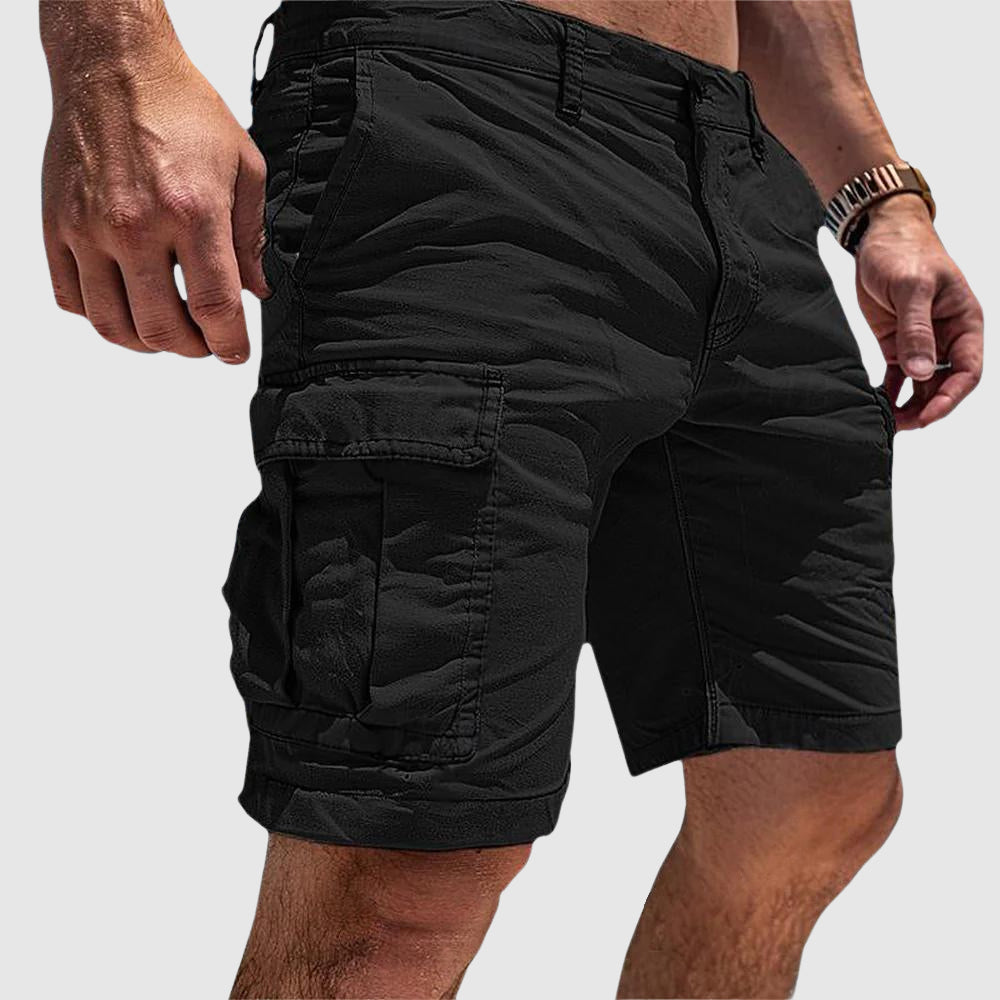 Mann iført herre cargo bermuda shorts, ideelle for aktivitet og komfort. Stilige og praktiske knelengde sommer shorts.