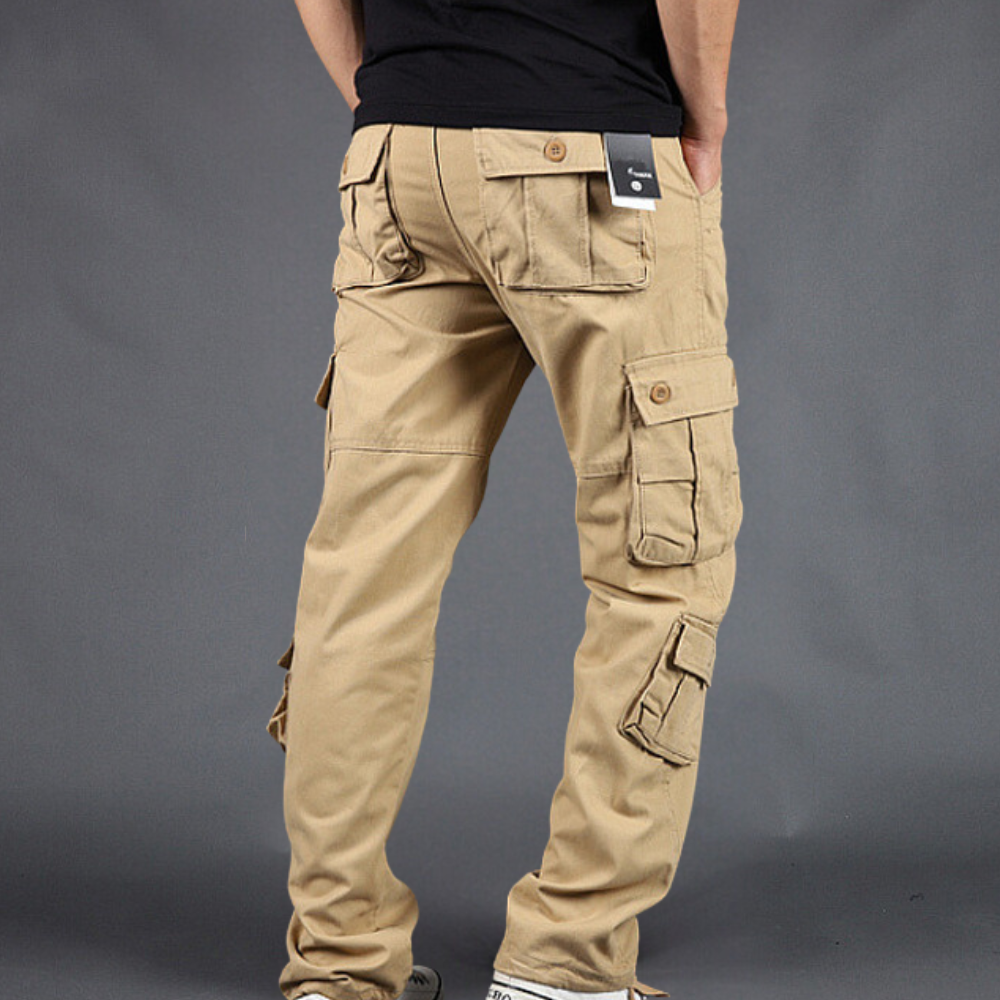 Modell iført moderne herre cargo bukser, stående, perfekt for casual urban stil og komfort.