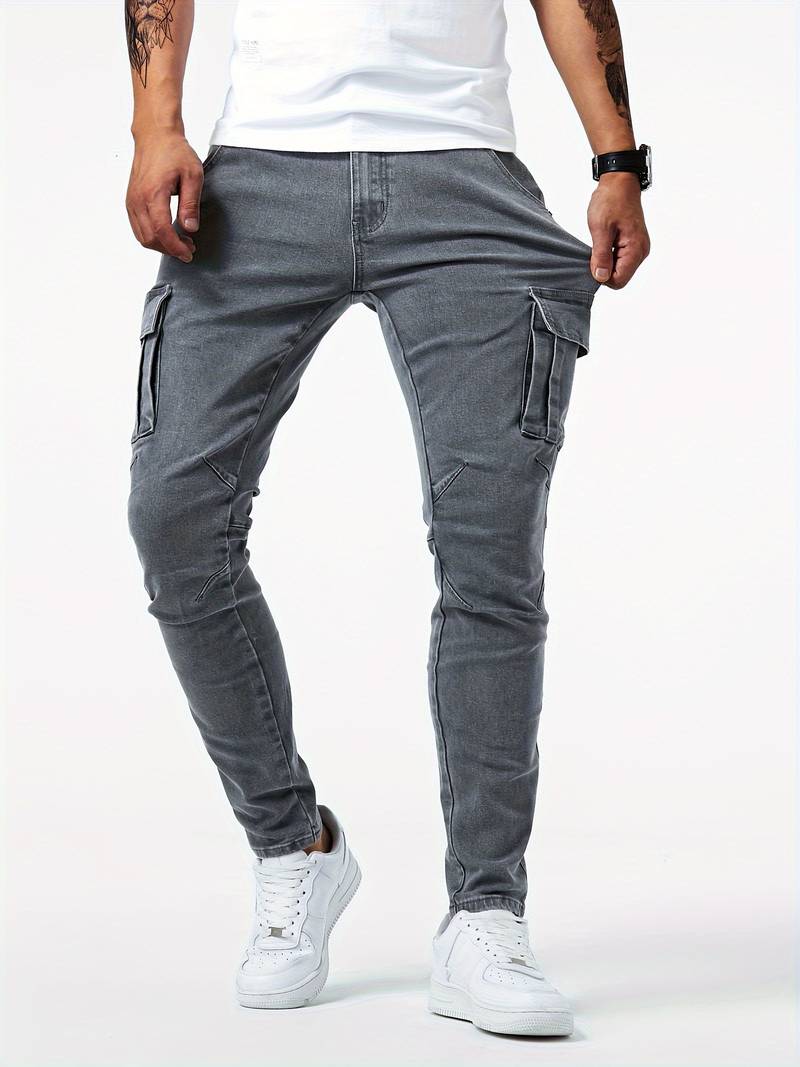 Detalj av romslige cargo lommer på herre jeans, optimal passform og funksjonalitet.