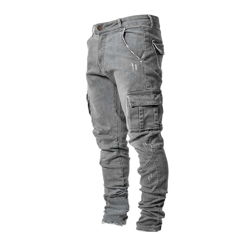 Mann i blå cargo jeans viser bevegelsesfrihet, komfortabel og moderne hverdagsbukse.